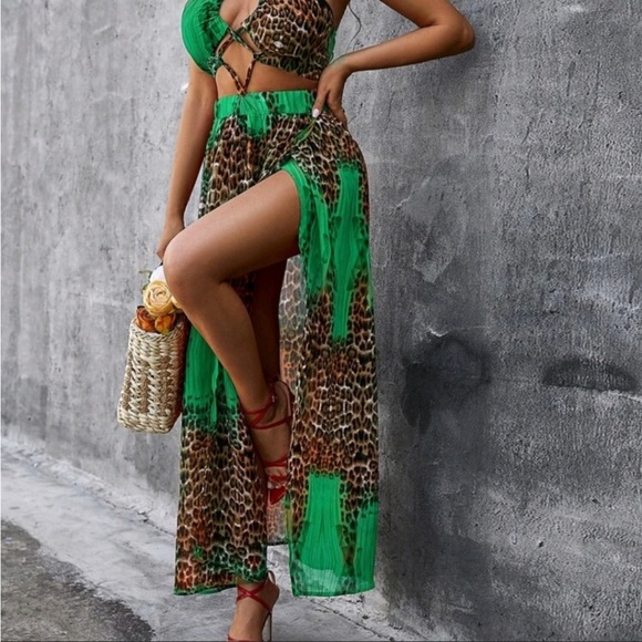 Glamaker Leopard ๐ Print Halter Backless Premium Maxi Dress ๐ - Picture 3 of 5